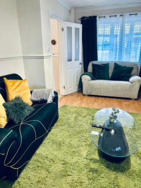 Long Stay Town Centre House, Rochester with Parking